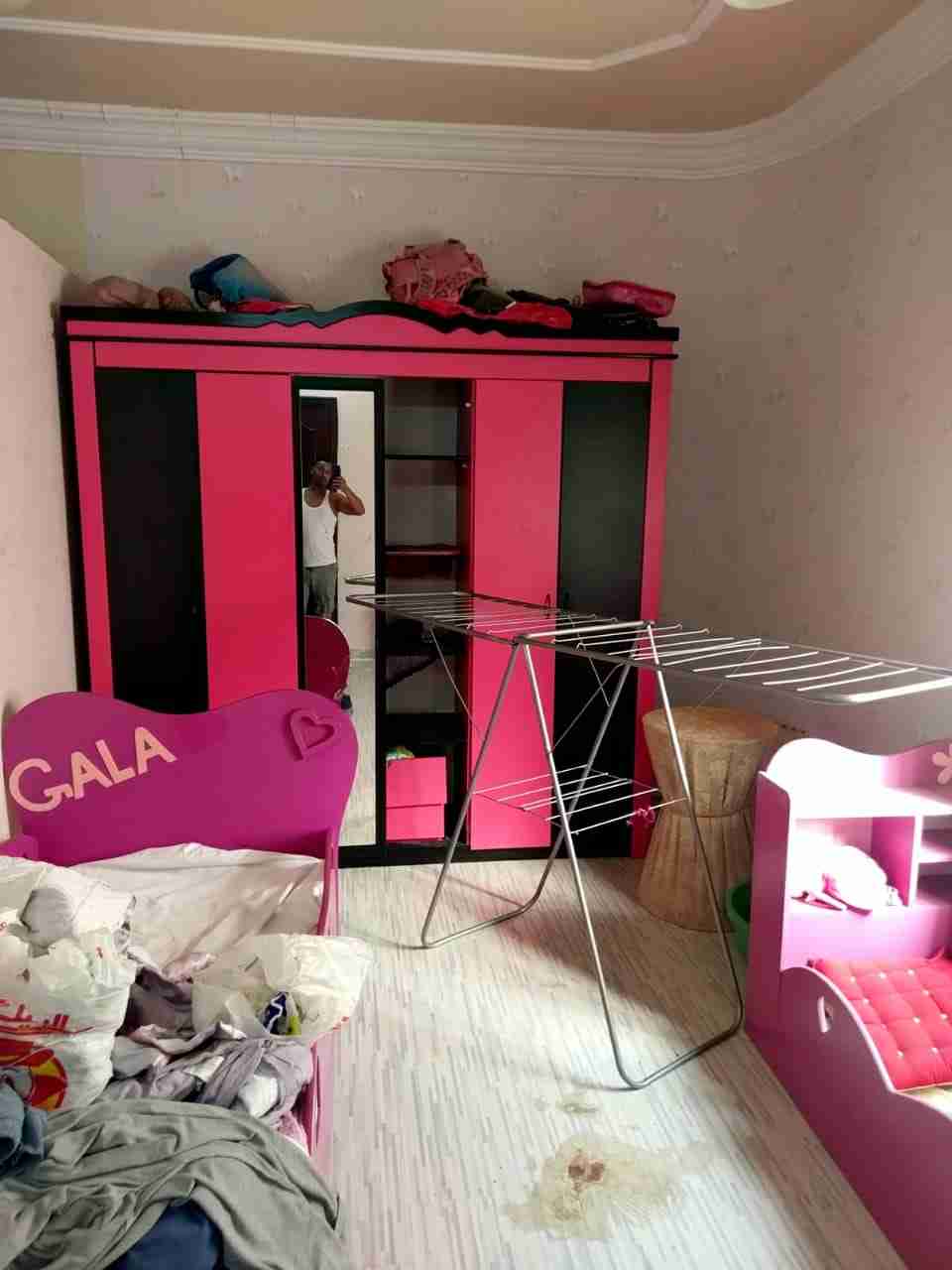 غرفة نوم بنات وطقم كنب ونشارت ملابس وسرير طفل وهندول
لا تنسَ أنك شاهدت هذا الإعلان في عنكبوت...