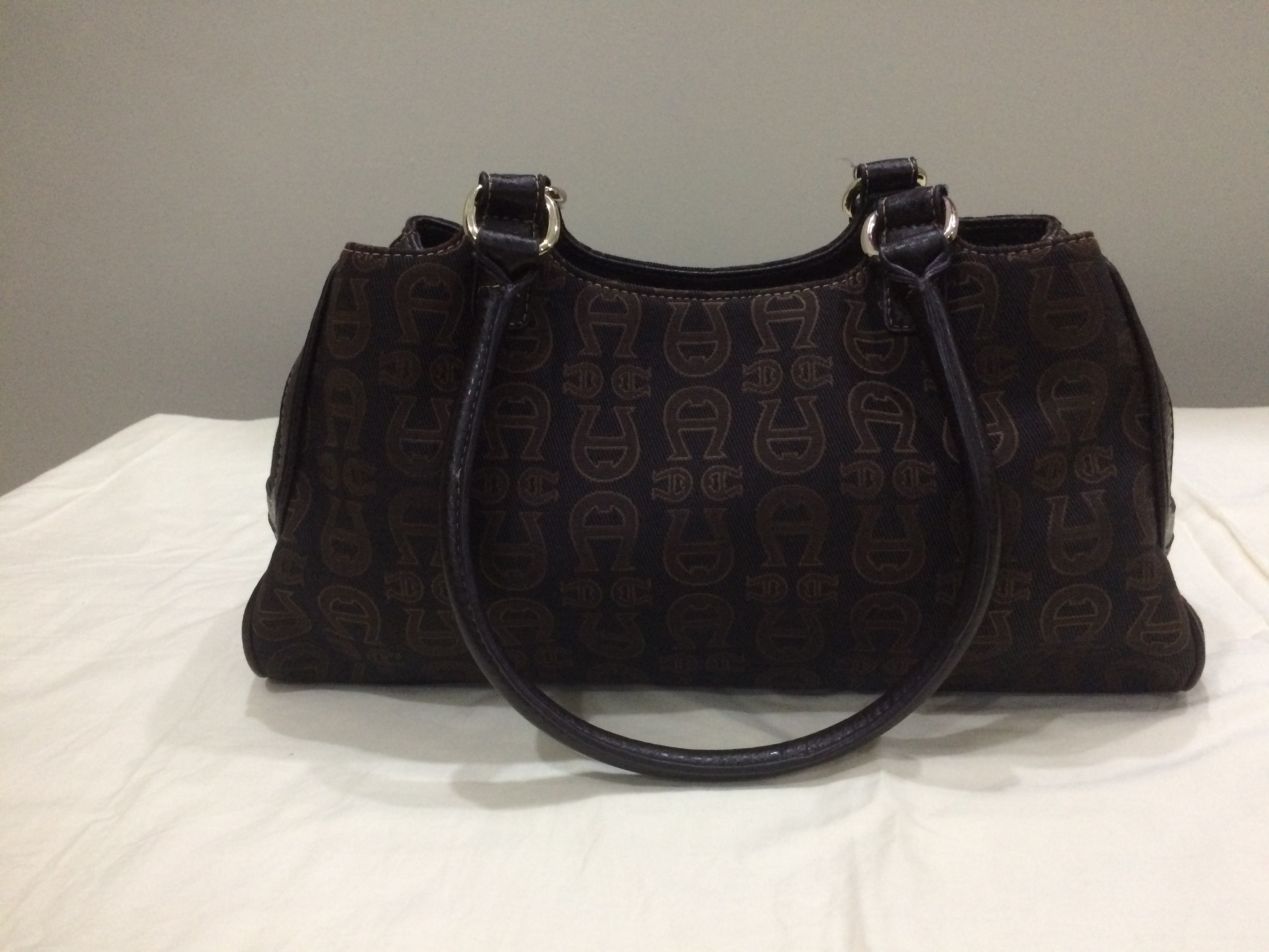 حقيبة يد فخمة ماركة Aigner من أمريكا
لا تنسَ أنك شاهدت هذا الإعلان في عنكبوت
حقيبة يد نسائيّة...
