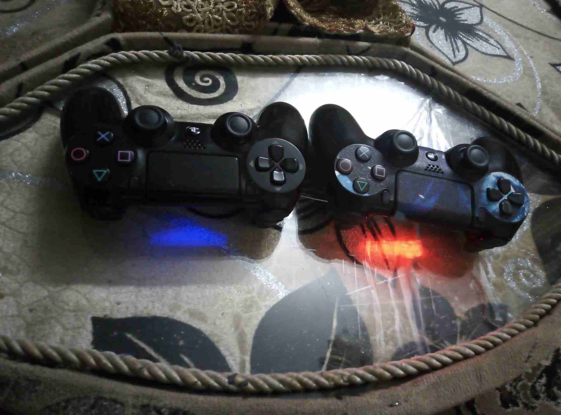 يد تحكم اصلية Ps4 SonY مع بلس اونلاين مجانآ                                            


	 				لا تنسَ أنك شاهدت هذا الإعلان في عنكبوت            
	 				
                            يد تحكم اصليه...