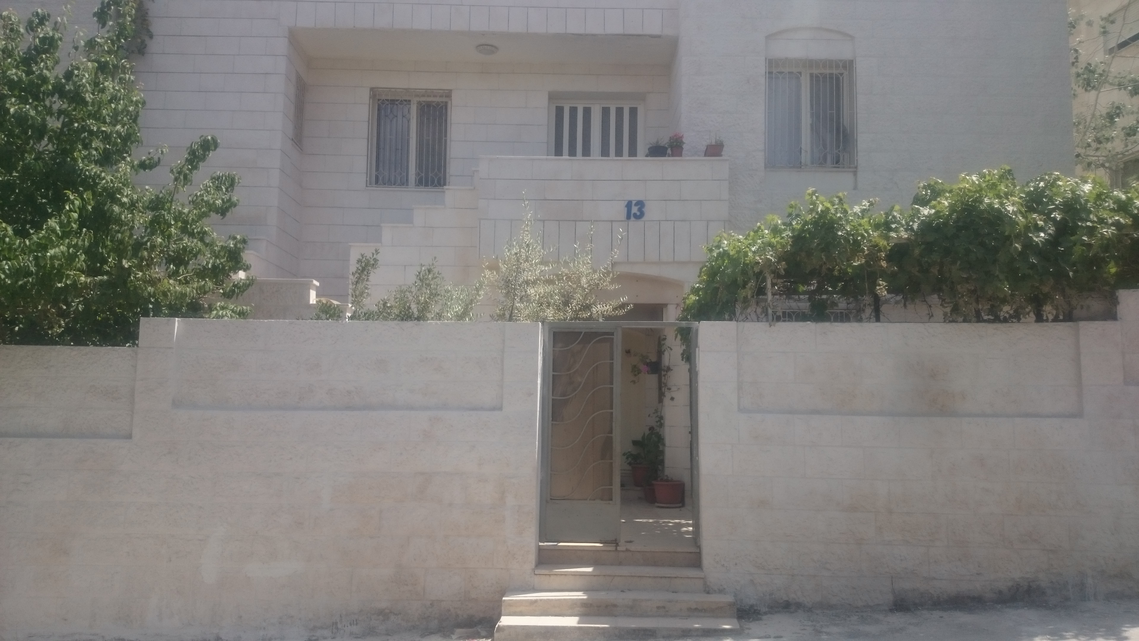 شبه فيلا طابقين للبيع- صويلح                                            


	 				لا تنسَ أنك شاهدت هذا الإعلان في عنكبوت            
	 				
                                *طابقين:
-الأول:200 متر...