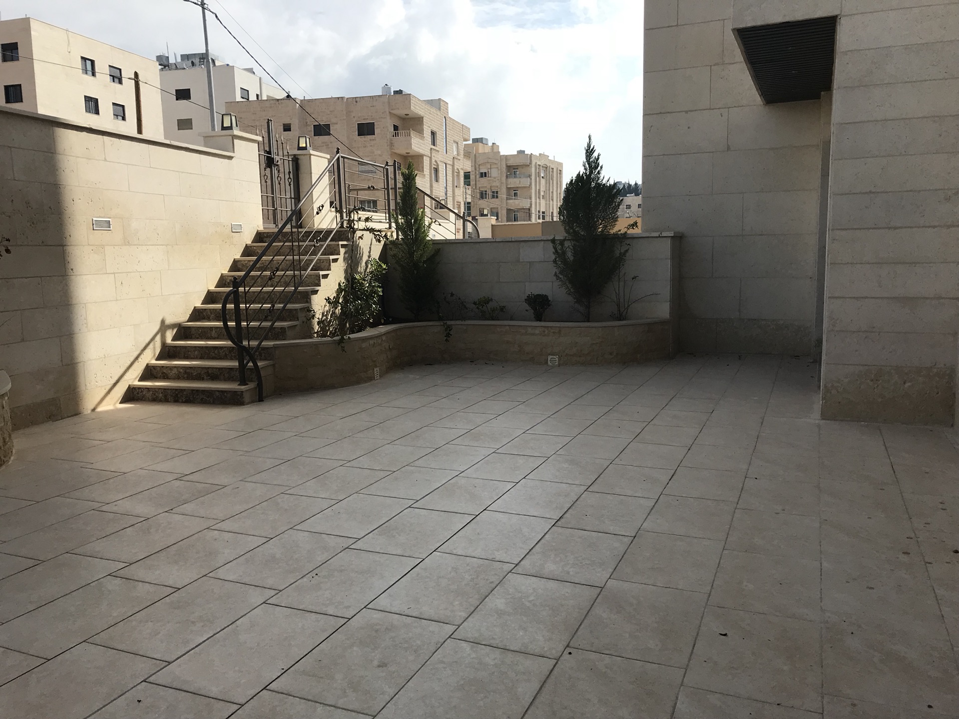 شقة شبه ارضيه مرتفعه 180م في خلدا خلف مدارس ساندس بسعر مغري                                            


	 				لا تنسَ أنك شاهدت هذا الإعلان في عنكبوت...
