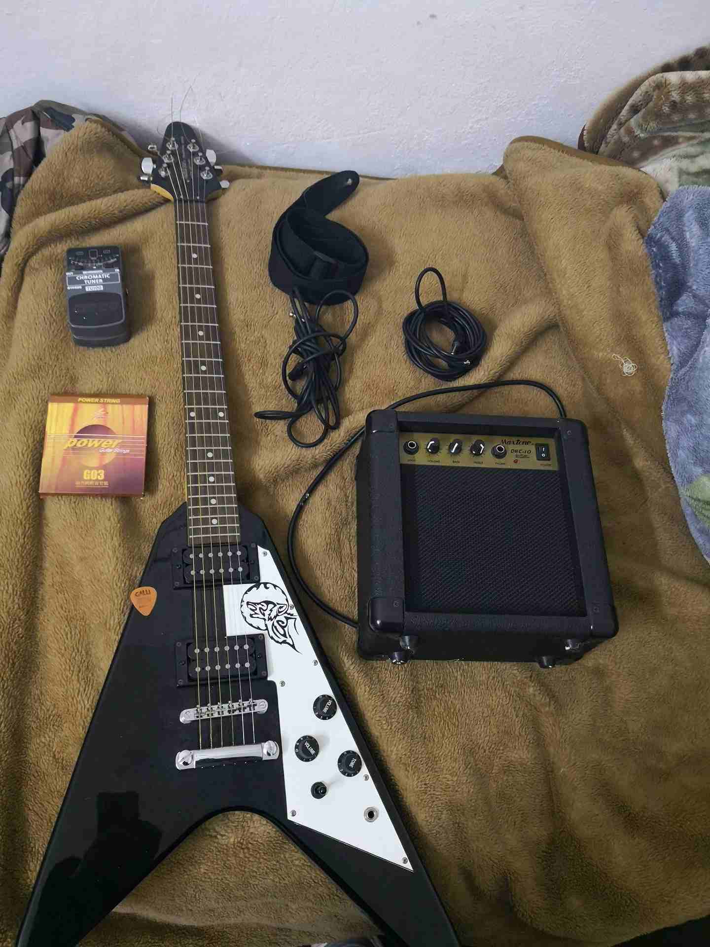 max tone electric guitar Very nice v design black and white
لا تنسَ أنك شاهدت هذا الإعلان في عنكبوت...