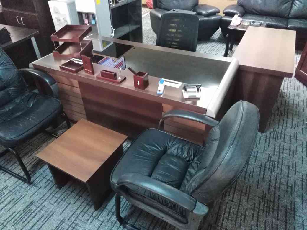 مكتب مدير فخم مع كراسي جلد شبه جديد بسعر مغري تركي
لا تنسَ أنك شاهدت هذا الإعلان في عنكبوت
أث...
