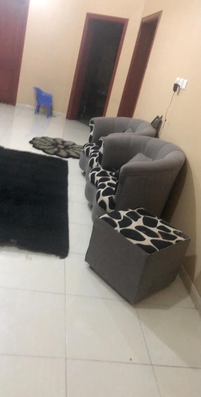 كنب مفرق مكون من خمس قطع مع طاولتين يحتاج تنظيف بسيط                                            


	 				لا تنسَ أنك شاهدت هذا الإعلان في عنكبوت...