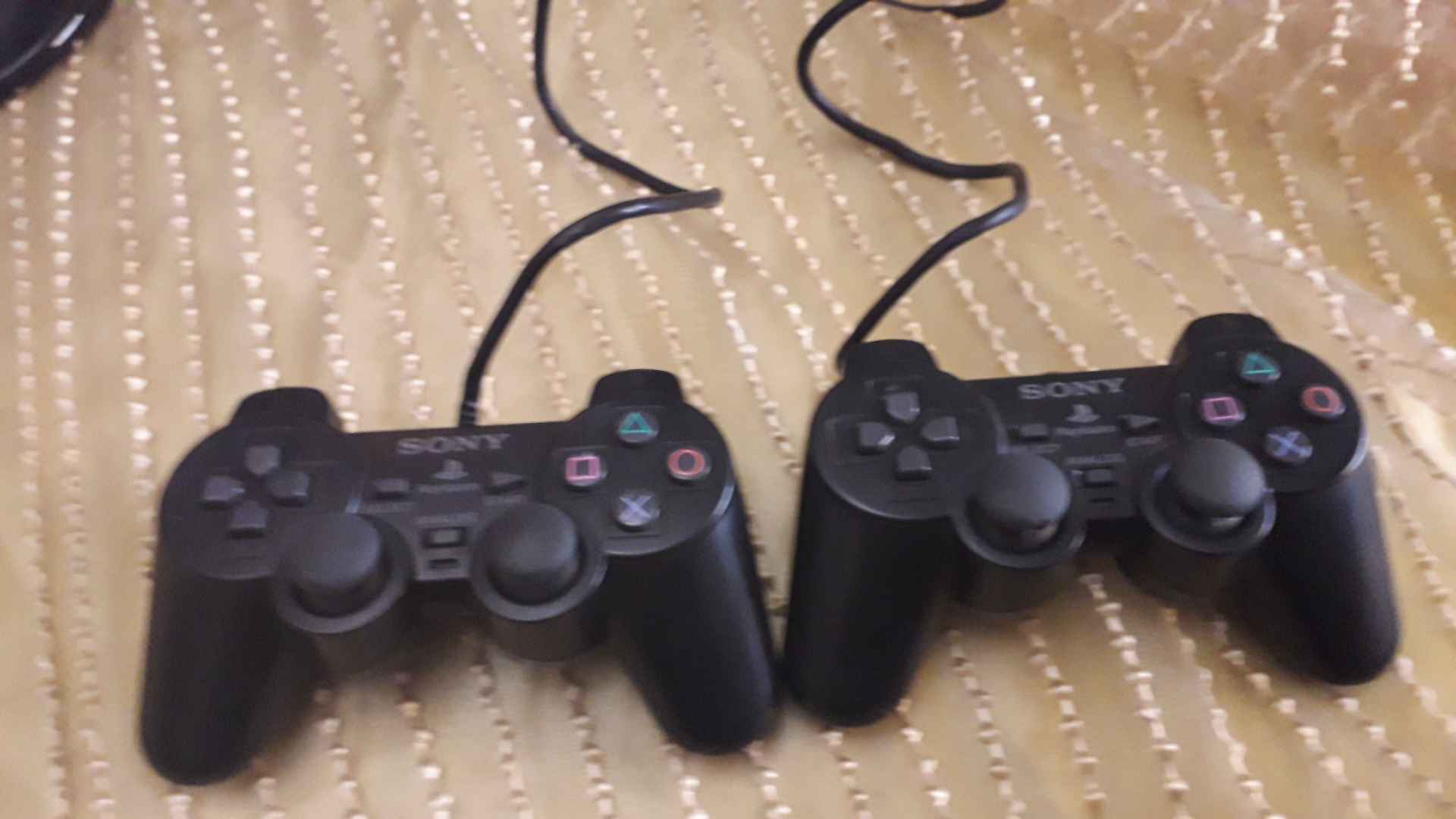 بلايستيشن2                                            


	 				لا تنسَ أنك شاهدت هذا الإعلان في عنكبوت            
	 				
                                بلا يستيشن2   ممري 8 جاجه   ذراعين    CD...