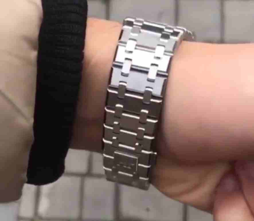audemars piguet طبق الاصل
لا تنسَ أنك شاهدت هذا الإعلان في عنكبوت
ساعه نظيفه جدا طبق الاصل للساعه...