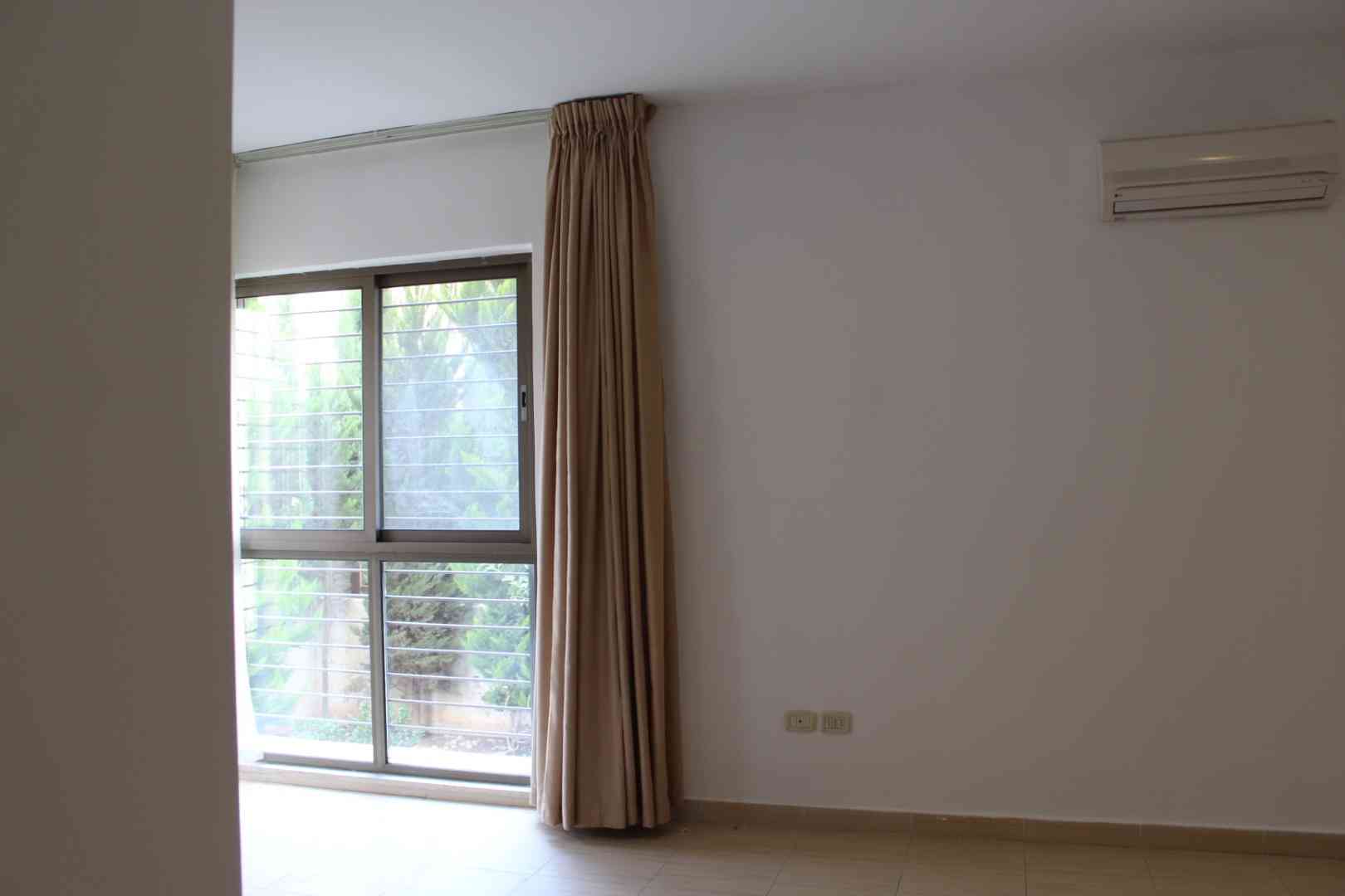 دوبلكس شبه فيلا للبيع تشطيبات فخمة في دير غبار 4 نوم 300 متر
لا تنسَ أنك شاهدت هذا الإعلان في عنكبوت...