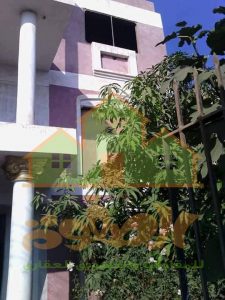 كود 3243
فيلا مساحه 180 م ومبانى مساحه 125 م
مبنى 3 ادوار ورووف واجهه 8 م
الفيلا تطل على حديقه وجراج خاص للسياره
الارضى رسيبشن مفتوح ومطبخ وحمام سوبر لوكس
الاول 3 غرف ورسيبشن قطعتين وحمام...