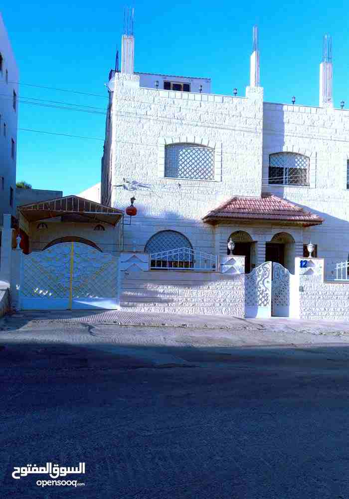 السلام وعليكم ورحمة الله وبركاته 
عندي عماره للبيع من المالك المباشر 
عماره مكونه من طابقين والطابق الثالث مرفوع شموع عماره مكون من اربع واجهات حجر مدهونه دهان خارجي جديد عماره ما شاء الله عليه الطابق...