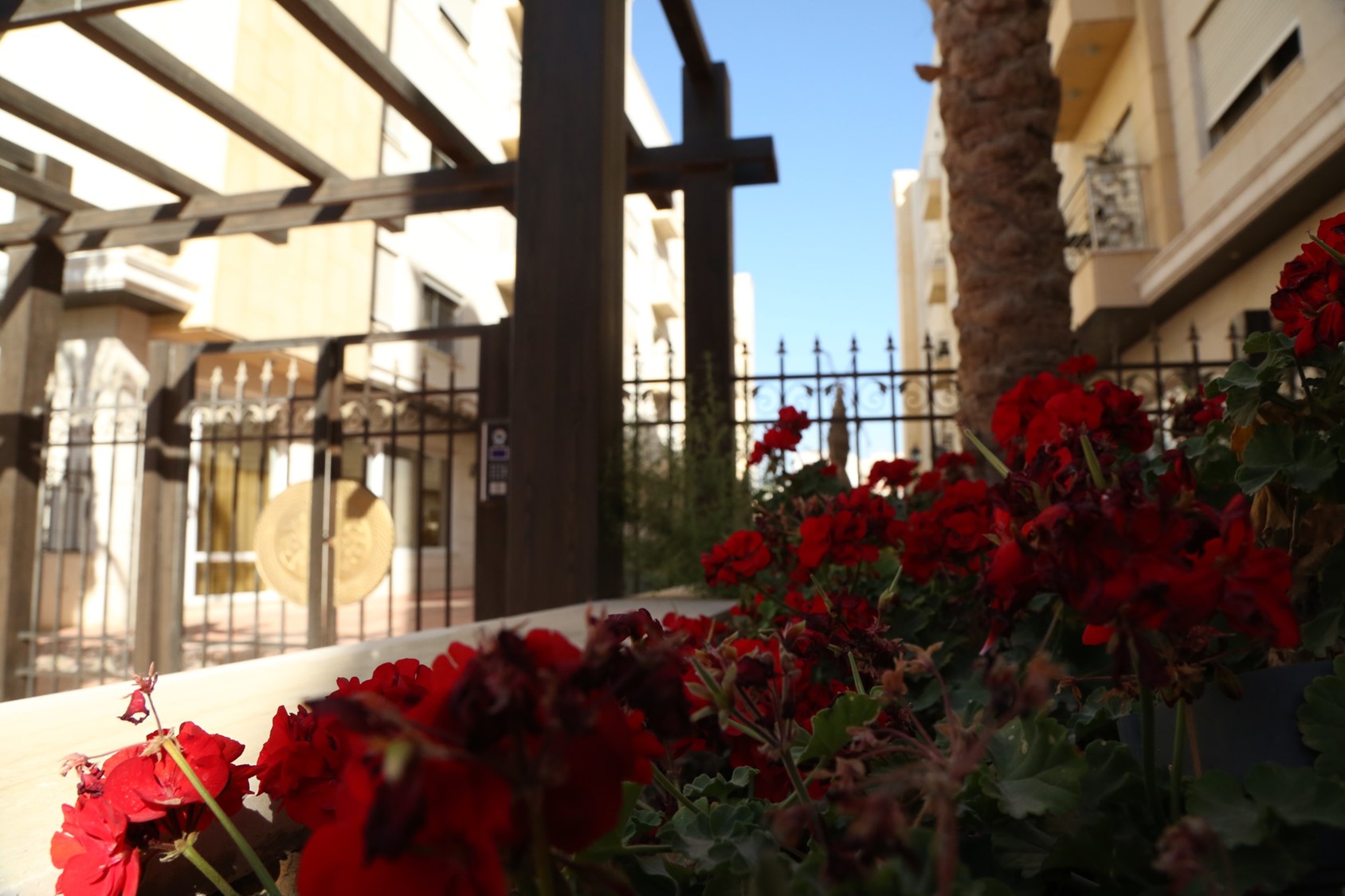 وسترن جيت لشقق BR 3 نوم المفروشه Furnished Apt بدير غبار عمانWestern Gate Compound
لا تنسَ أنك شاهدت هذا الإعلان في عنكبوت...