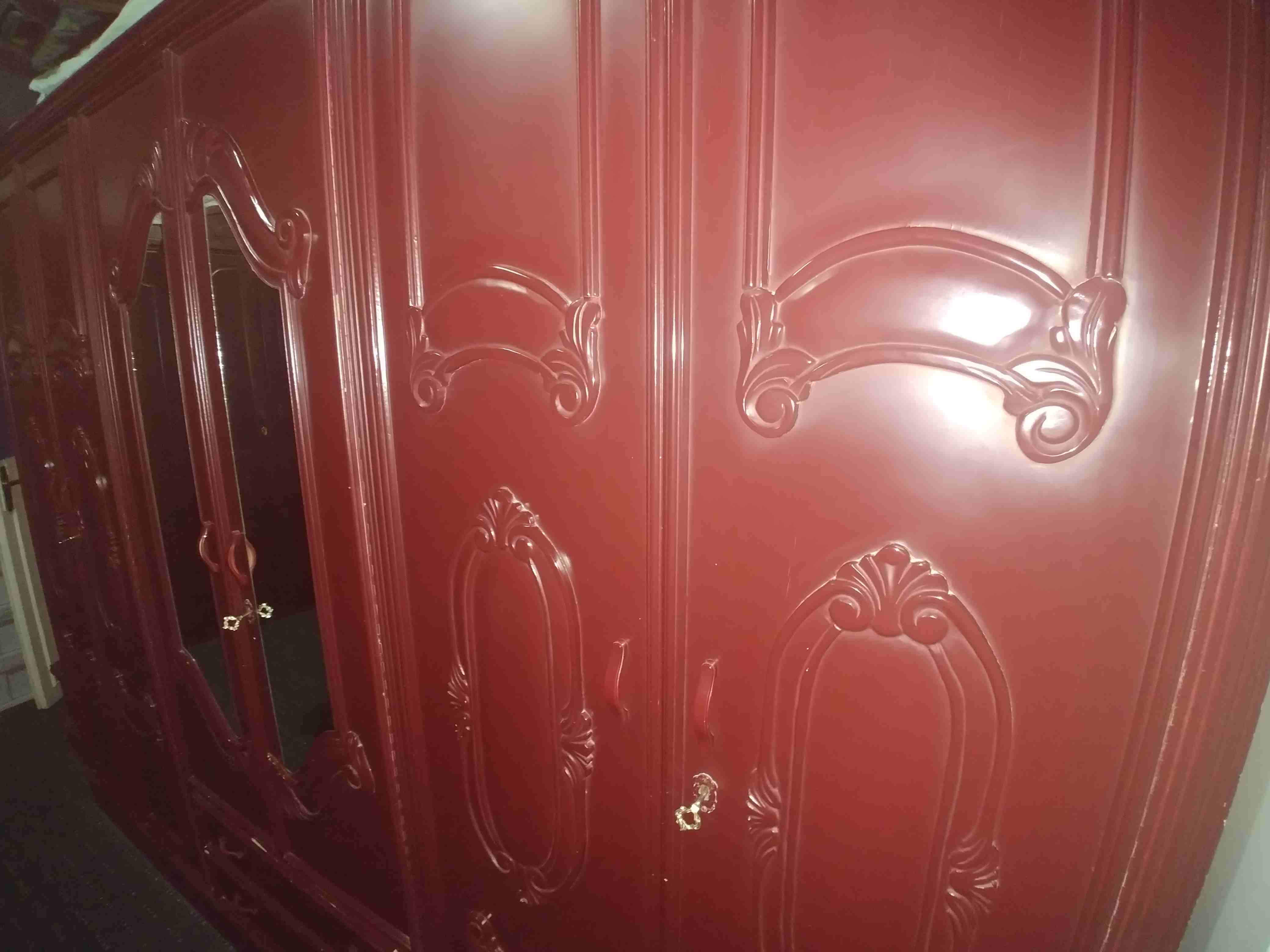 غرفة نوم (بني/خمري)                                            


	 				لا تنسَ أنك شاهدت هذا الإعلان في عنكبوت            
	 				
                            (1)خزانة كبيرة
(1)شماعة كبيرة
(2) كوم...