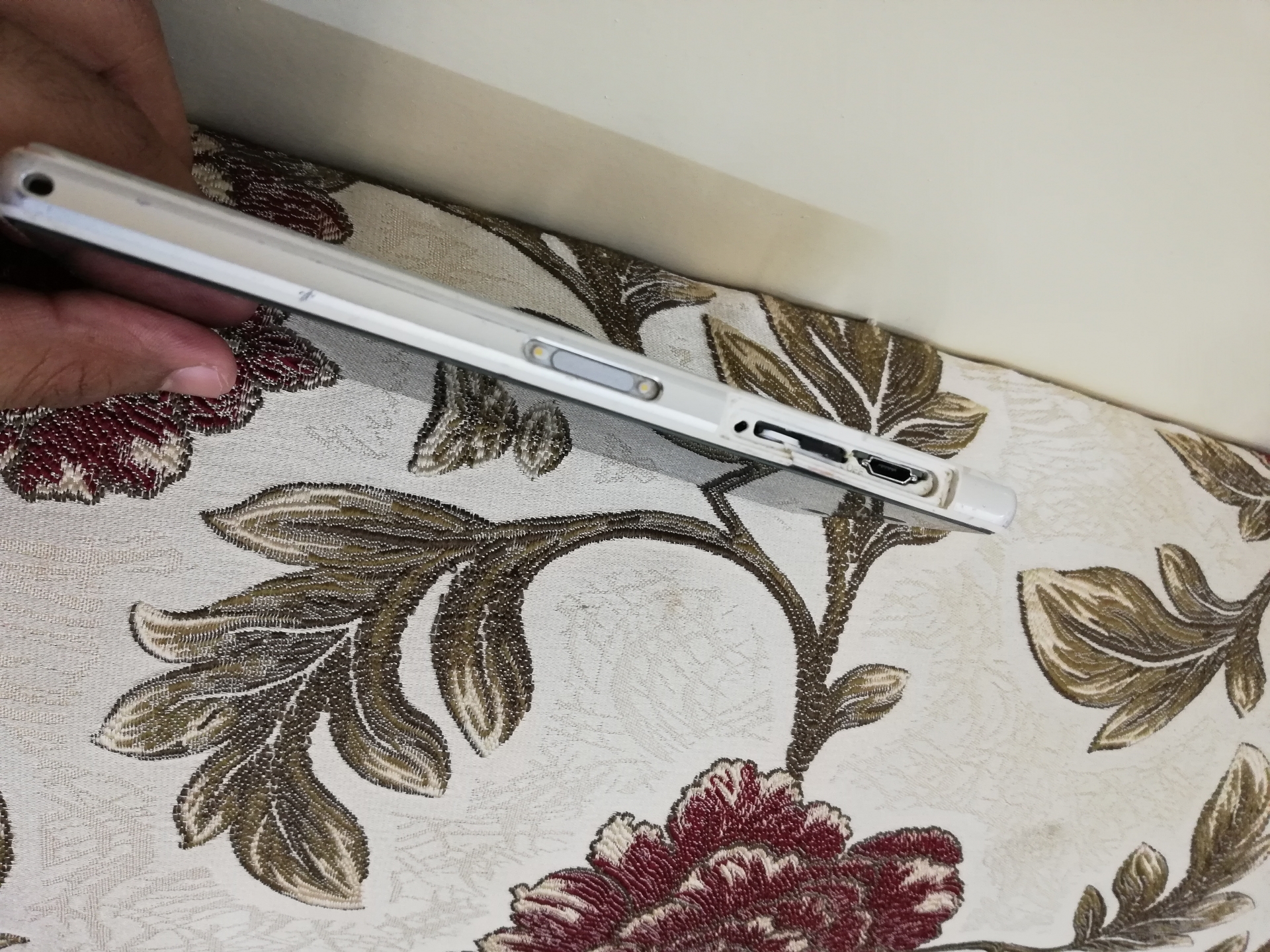 اكسبيريا زد2                                            


	 				لا تنسَ أنك شاهدت هذا الإعلان في عنكبوت            
	 				
                                الجوال جيد مغير له شاشه الاصليه والبطاري...