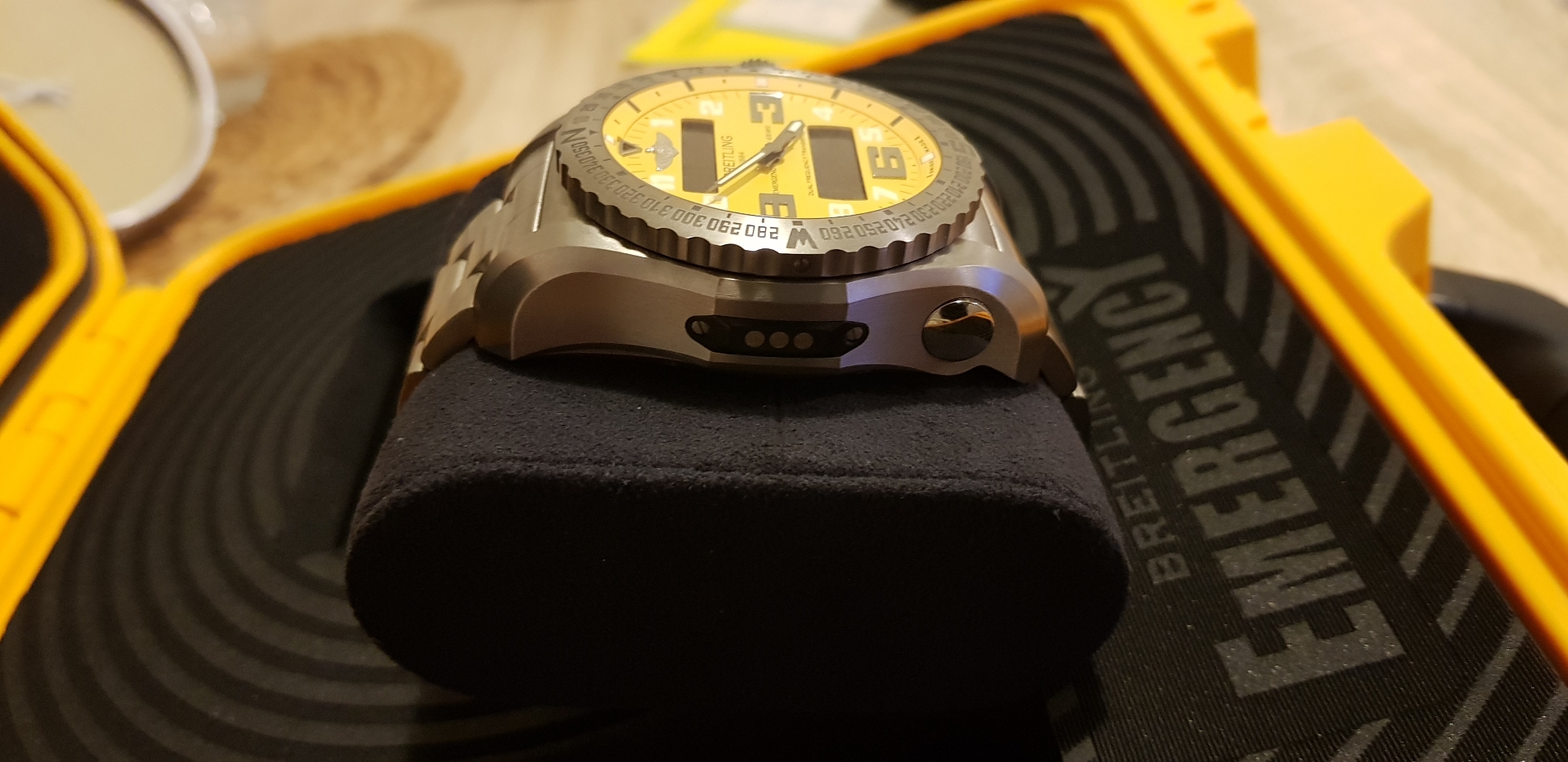 Breitling Emergency II
لا تنسَ أنك شاهدت هذا الإعلان في عنكبوت
3 month old
وارد الوكاله...