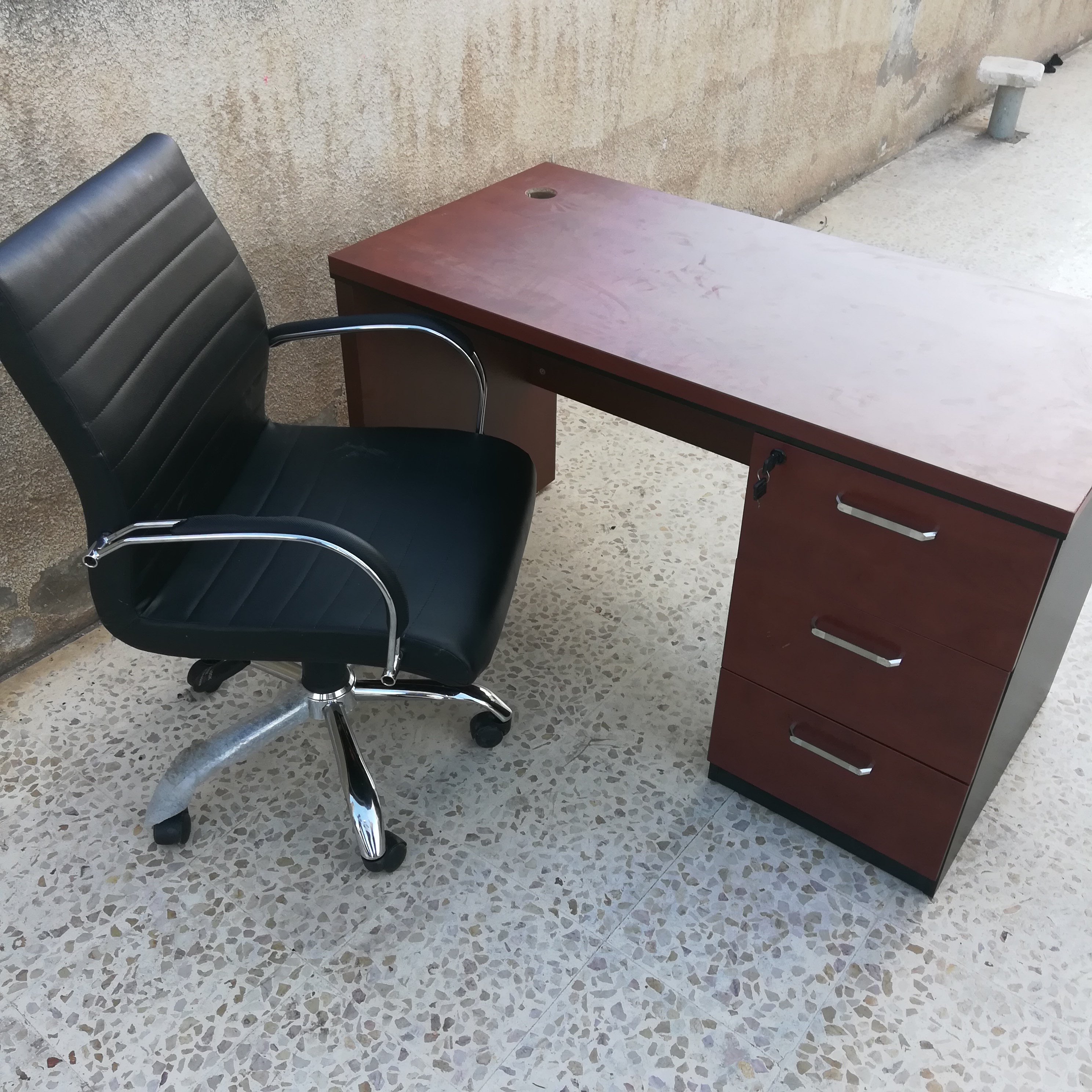 مكاتب جديده مع كراسي
لا تنسَ أنك شاهدت هذا الإعلان في عنكبوت
السعر 80...