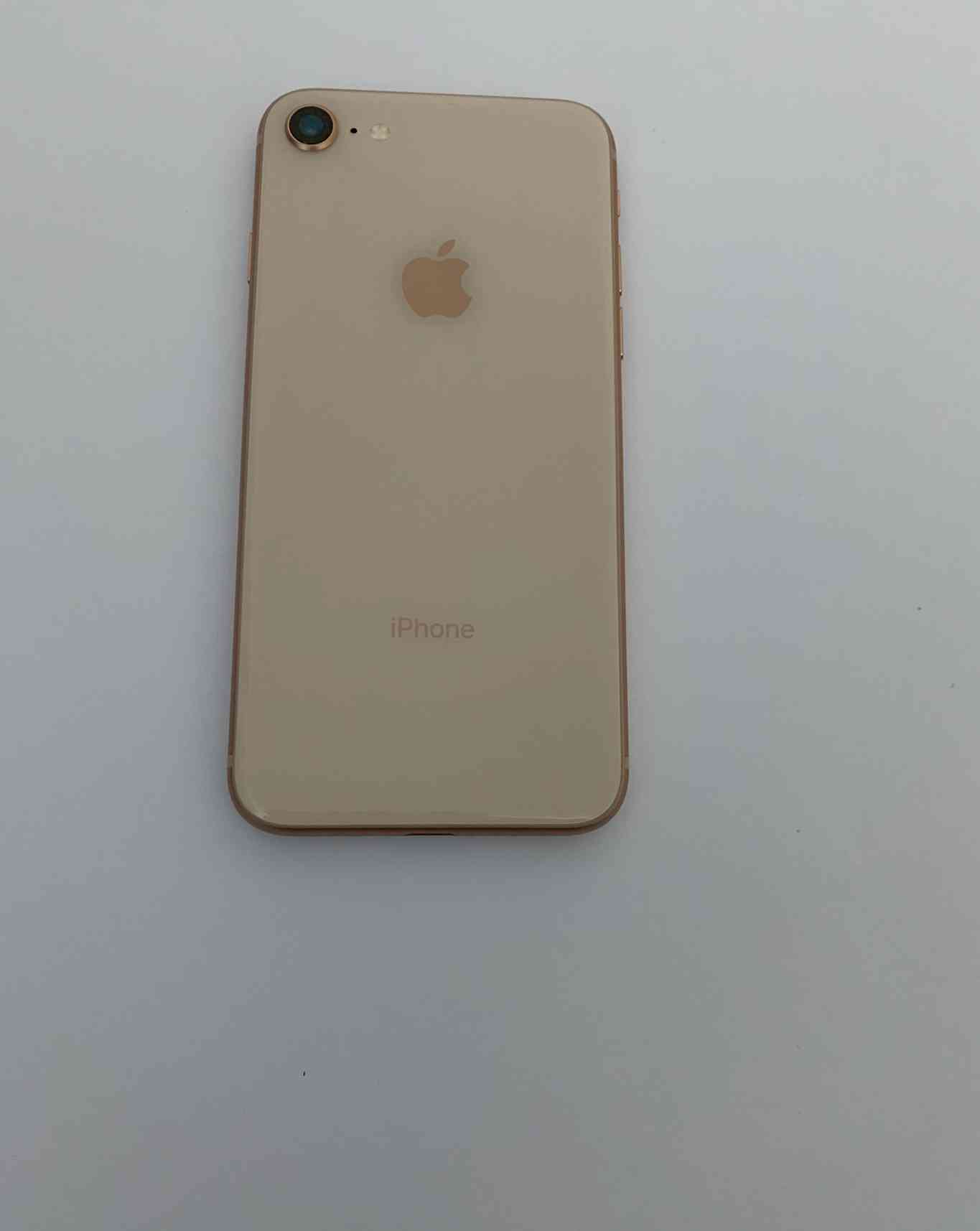 Iphone 8 64G  gold                                            


	 				لا تنسَ أنك شاهدت هذا الإعلان في عنكبوت            
	 				
                                الجهاز لا يوجد فيه اي خدش 
الكفالة...