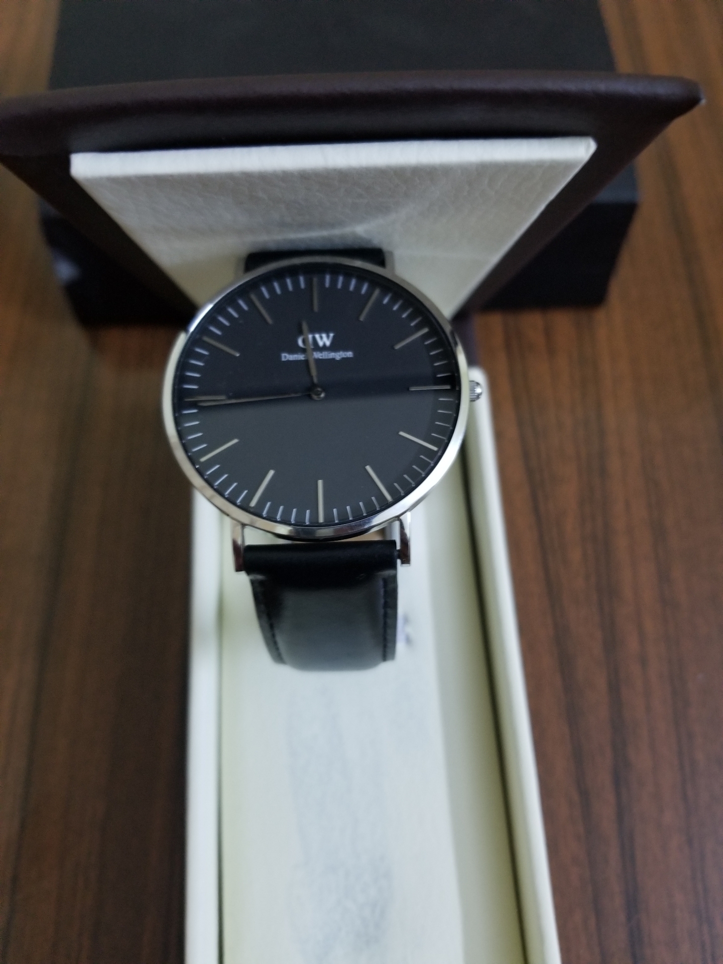 ساعة Daniel wellington
لا تنسَ أنك شاهدت هذا الإعلان في عنكبوت
ساعة Daniel Wellington اصليه...