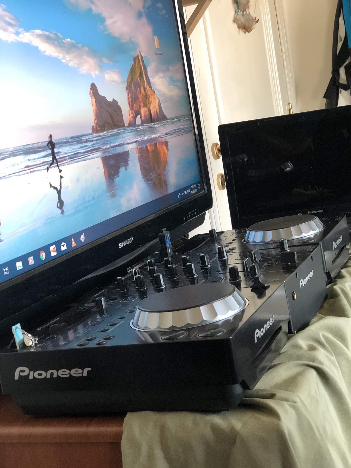 Pioneer 350 DJ set                                            


	 				لا تنسَ أنك شاهدت هذا الإعلان في عنكبوت            
	 				
                                Pioneer DJ decks - &lrm;د.ا.1,150&...