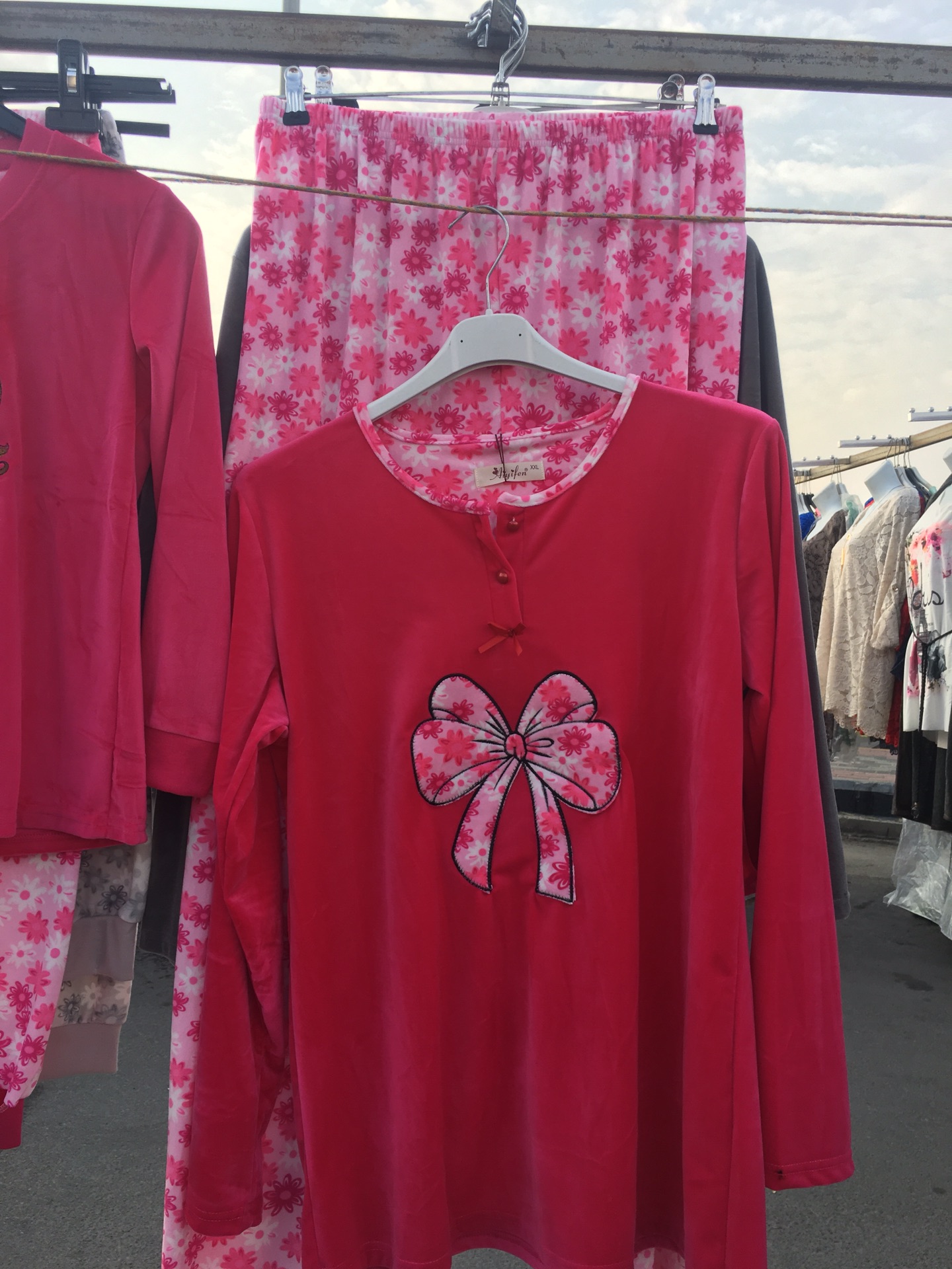 طقم نسائي                                            


	 				لا تنسَ أنك شاهدت هذا الإعلان في عنكبوت            
	 				
                                مقاسات M  L  XL  XXL   XXXL
ثلاث الوان...