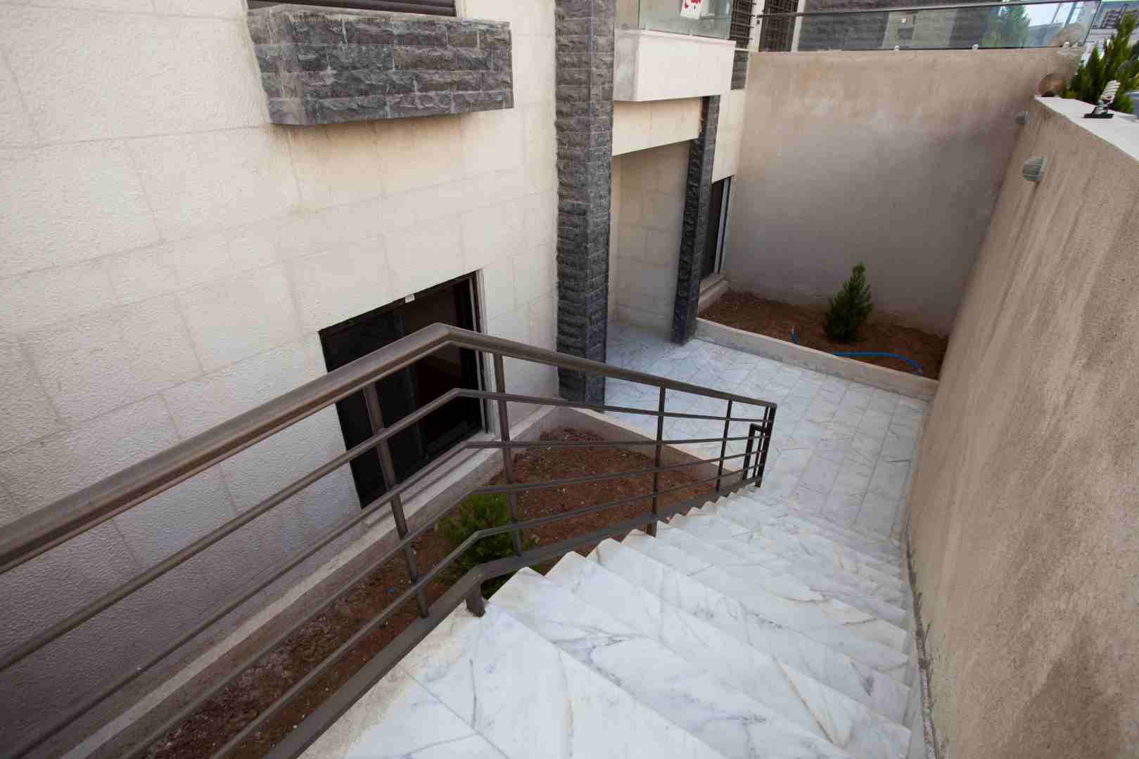 من المالك مباشرة شقة شبه ارضي 120م مع حديقة كبيرة
لا تنسَ أنك شاهدت هذا الإعلان في عنكبوت
المساحة...