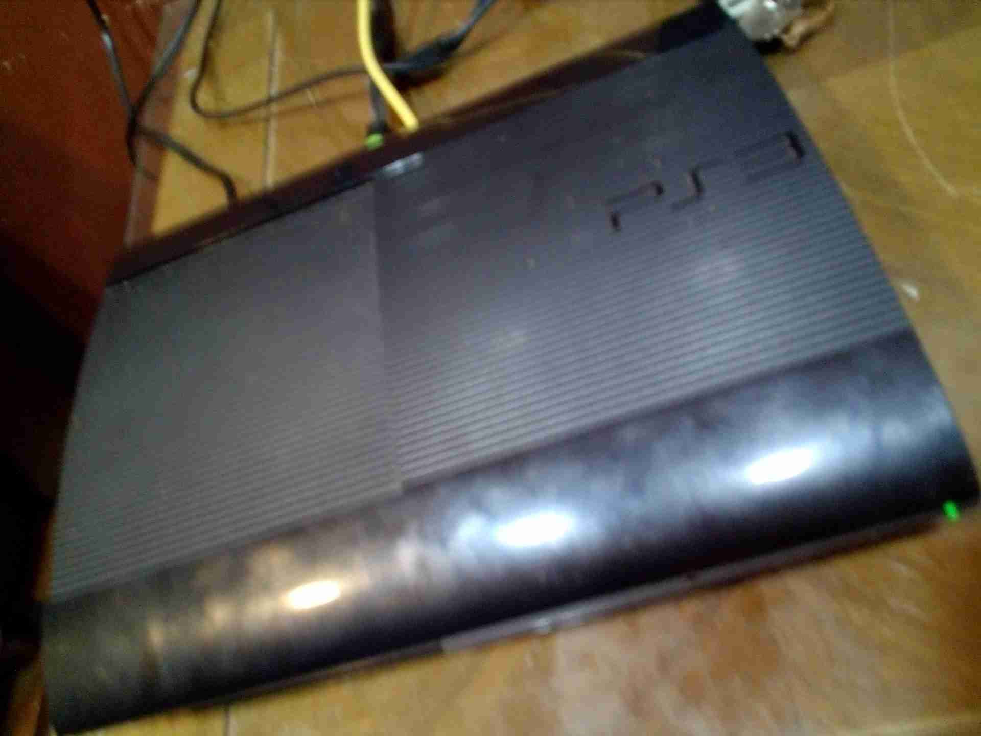 ps3 بلايستيشن 3                                            


	 				لا تنسَ أنك شاهدت هذا الإعلان في عنكبوت            
	 				
                                ps3
في حاله ممتازه جدا
مع ايد 
وكرتون...
