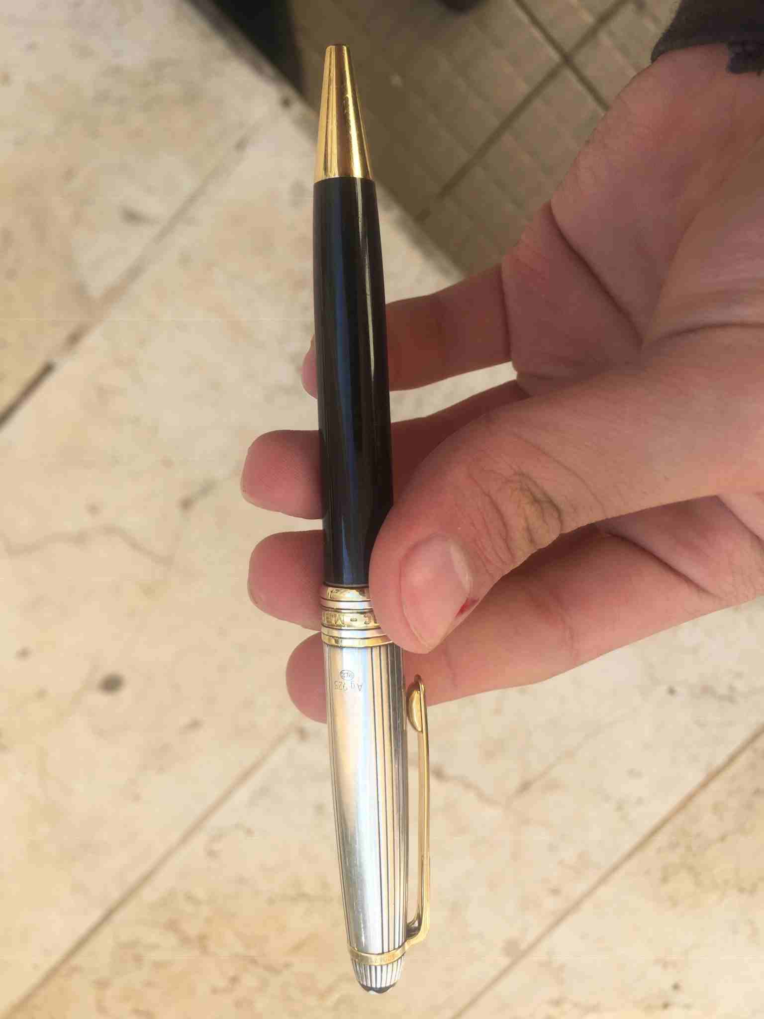 قلم montblanc
لا تنسَ أنك شاهدت هذا الإعلان في عنكبوت
قلم montblanc الماني الماركة الاصليه
ع السو...