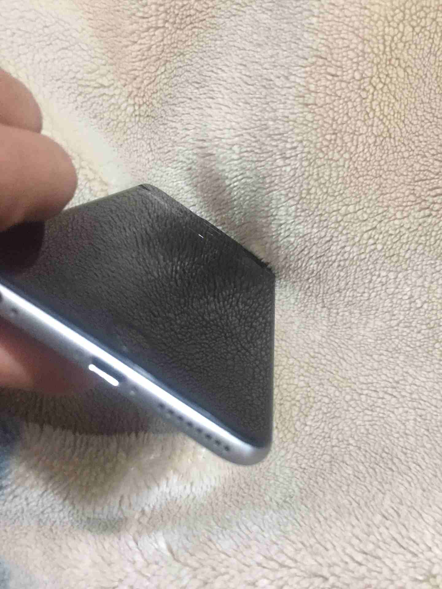 ايفون 6 بلس
لا تنسَ أنك شاهدت هذا الإعلان في عنكبوت
البصمه فاصله وغير هييييك تماااااااام التمام م...