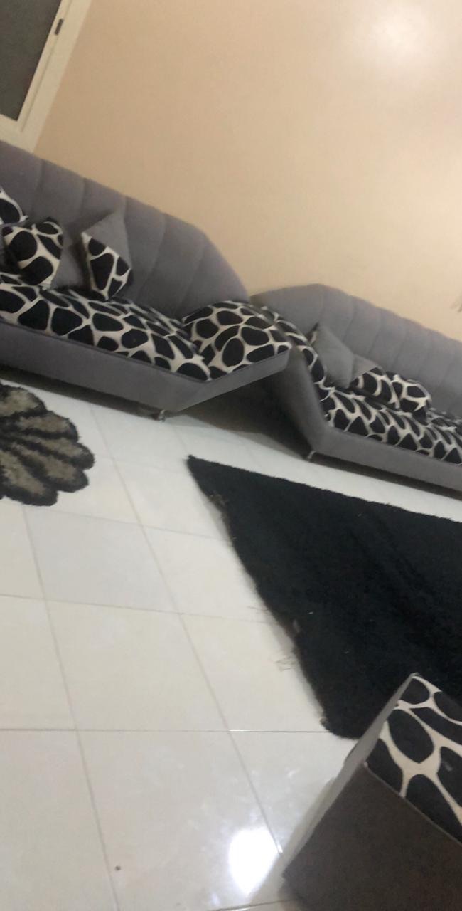 كنب مفرق مكون من خمس قطع مع طاولتين يحتاج تنظيف بسيط
لا تنسَ أنك شاهدت هذا الإعلان في عنكبوت...