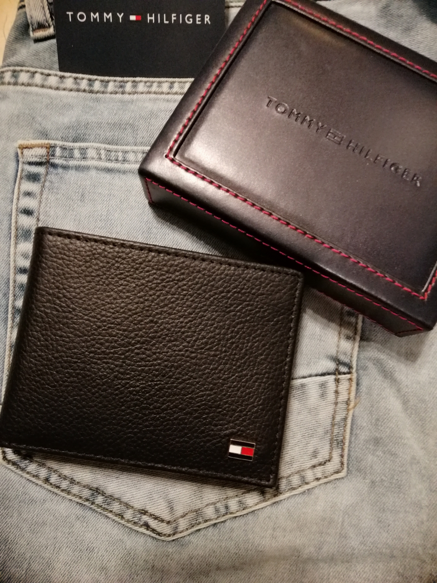 TOMMY HILFIGER Original
لا تنسَ أنك شاهدت هذا الإعلان في عنكبوت
محافظ تومي للطلب من خلال واتس...