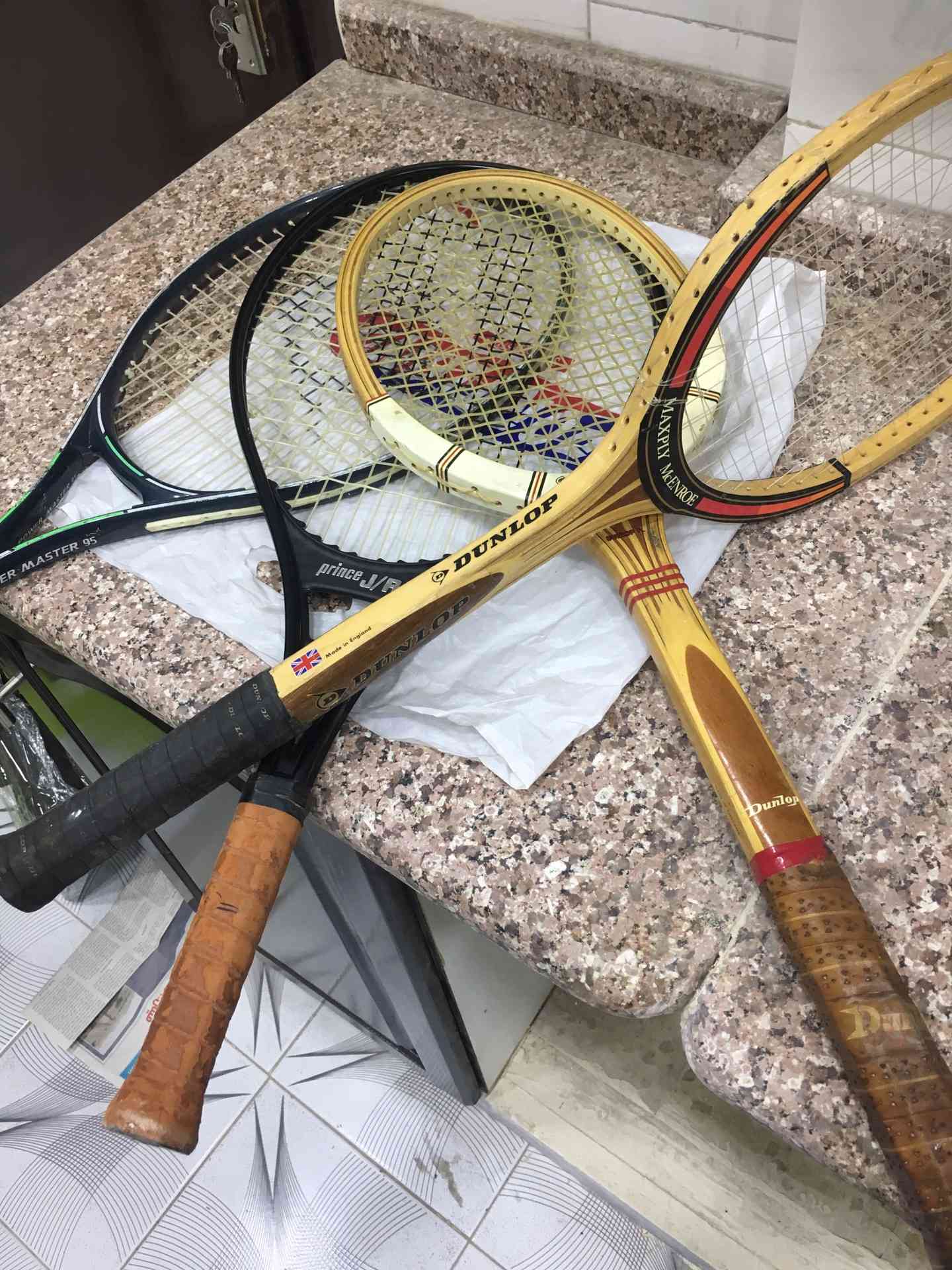 مضارب تنس أو سكواتش / عصاة بلياردو أصليات                                            


	 				لا تنسَ أنك شاهدت هذا الإعلان في عنكبوت            
	 				
                                بحالة ممتاز...