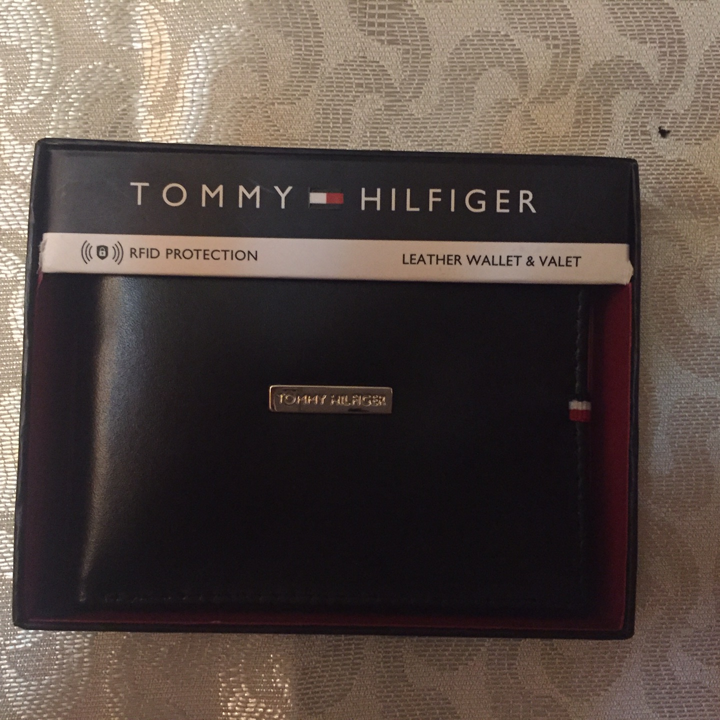 محفظة Tommy Hilfiger رجالي لاصحاب الذوق الرفيع                                            


	 				لا تنسَ أنك شاهدت هذا الإعلان في عنكبوت            
	 				
                                محفظة...