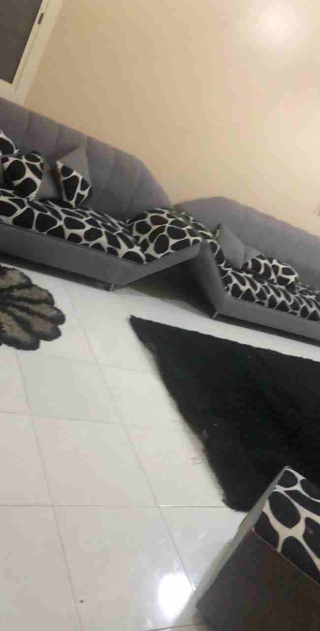 كنب مفررق خمس قطع مع السجاد والطاولات
لا تنسَ أنك شاهدت هذا الإعلان في عنكبوت
خمس قطع كنب مفرق مس...