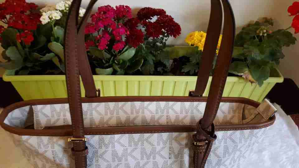 LIKE NEW MICHAEL KORS JET SET SNAP TOTE LARGE
لا تنسَ أنك شاهدت هذا الإعلان في عنكبوت
SR360(SALE)...