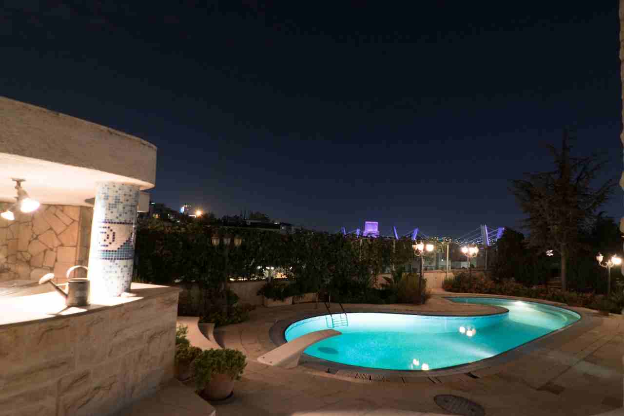 Luxury furnished villa for rent - daily, weekly and monthly - in Abdoun
لا تنسَ أنك شاهدت هذا الإعلان في عنكبوت...
