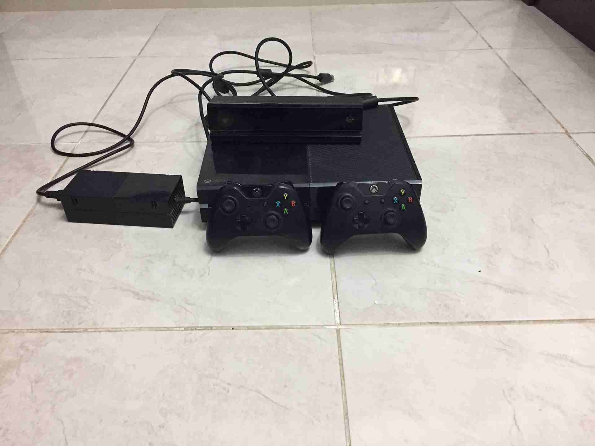 Xbox one  and 2 controllers                                            


	 				لا تنسَ أنك شاهدت هذا الإعلان في عنكبوت            
	 				
                            اكس بوكس ون مع ذراعين...