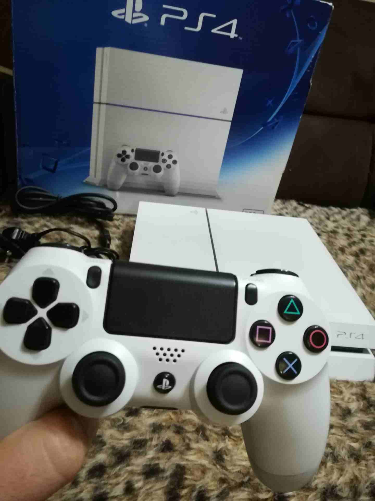 ps4 بحاله ممتازه                                            


	 				لا تنسَ أنك شاهدت هذا الإعلان في عنكبوت            
	 				
                            الجهاز للبيع فقط والسعر 190د نهائي
مع جم...