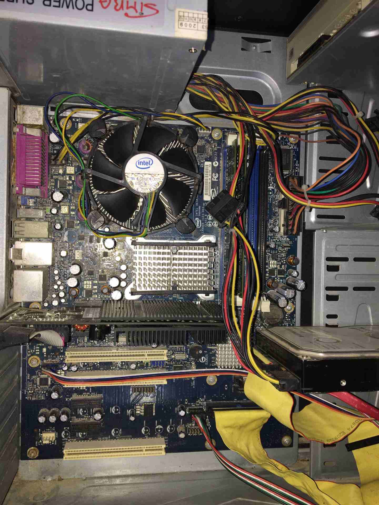 PCمستعمل  Intel                                            


	 				لا تنسَ أنك شاهدت هذا الإعلان في عنكبوت            
	 				
                            المواصفات
البورد Intel
الرامات 4 GB
هاردس...