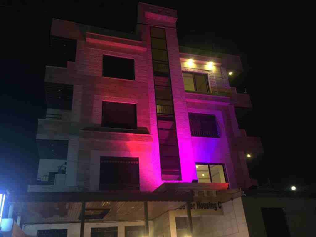 عماره حديثة البناء ..بتشطيب سوبر ديلوكس ...كراج خاص وخزان ماء خاص لكل شقه ...في منطقة البنيات قريبه من مدارس الحصاد الحديثة ..تبقى شقتين فقط..قابله للتفاوض ..التعامل مع الشركه مباشرة.