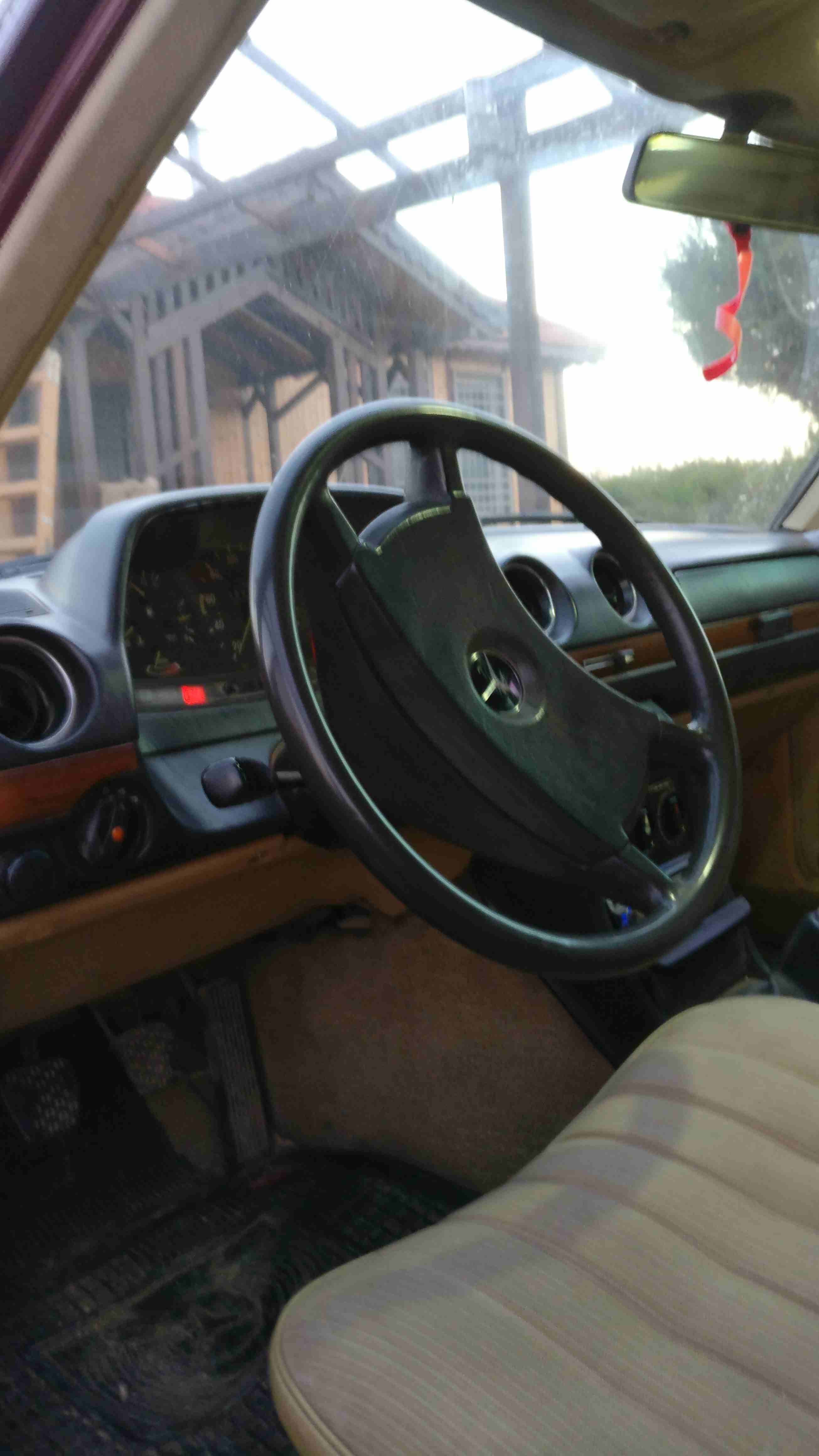 مرسيدس بنز لف 1984                                            


	 				لا تنسَ أنك شاهدت هذا الإعلان في عنكبوت            
	 				
                            موديل 1984 ،مرايه يمين كهربا
 كوشوك جد...
