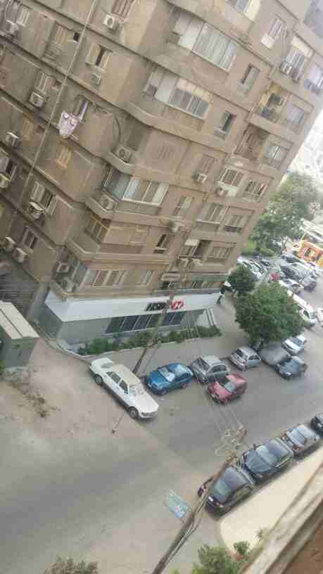شقه بشارع عبد الحميد بدوي امام نادي الشمس مساحتها 200 متر الدور الخامس بها 3قطع ريسيبشن و2 حمام ومطبخ و3 غرف نوم ولها حصه بالارض وبها عداد كهرباء وغاز وتليفون ارضي وانتركم للباب مطلوب مليون و ٤٠٠ ا...