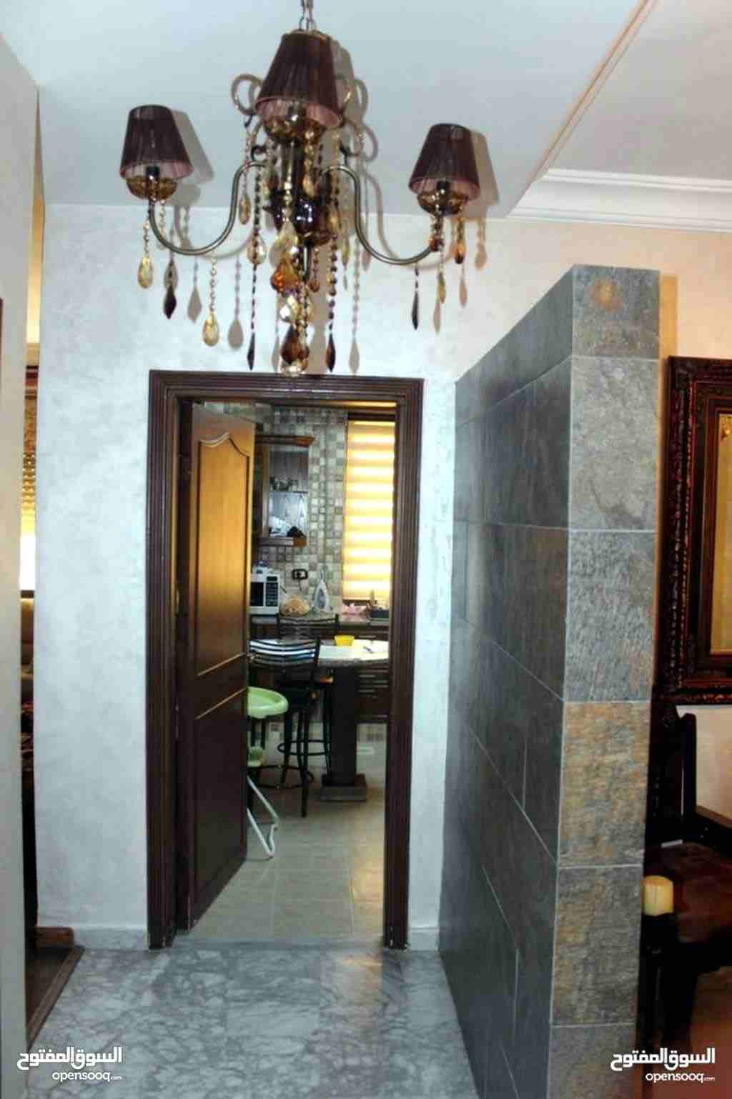 شقة مساحة 175 متر الطابق الثاني بحالة ممتازة جدًا للبيع من المالك مباشرة بموقع مميز قرب الخدمات
صالون حرف L مع برندة
مطبخ امريكي
غرف نوم عدد 3
حمام عدد 3
غرفة خادمة عدد 1
غرفة غسيل عدد 1
خزائن...