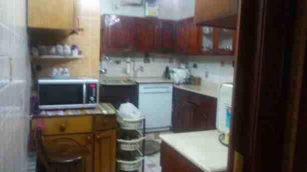 شقه ببرج.فاخر12 طابق.مداخل رخام 2اسانسير .250م.بحرى.شرقى. غربى تطل.على.ملاعب كليه التربيه الرياضيه ترى شارع الهرم وفيصل.فيو يرى جبل المقطم. الطابق.10   .كلهاغيرمجرحه تماما .ماعدا فقط جزء من الرسبشن .....