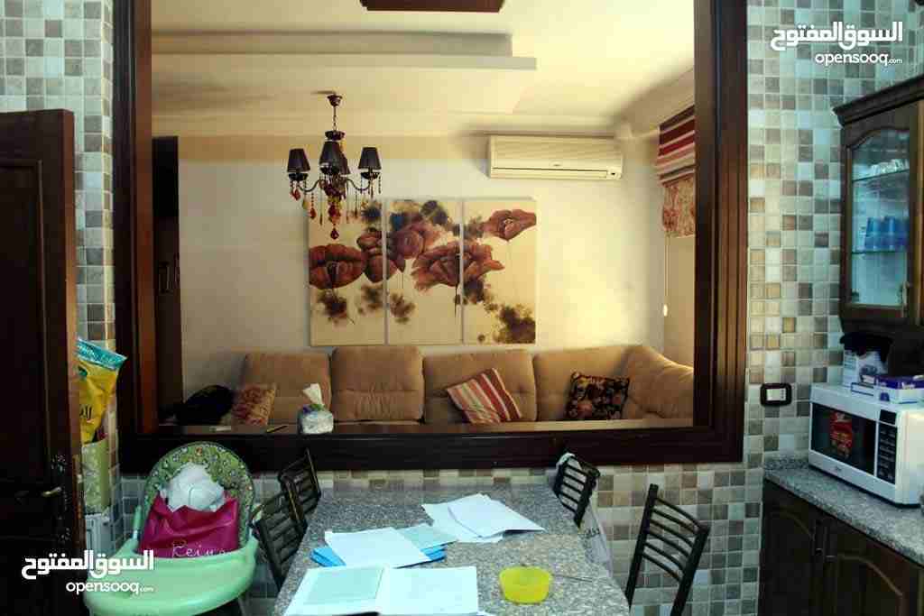 شقة مساحة 175 متر الطابق الثاني بحالة ممتازة جدًا للبيع من المالك مباشرة بموقع مميز قرب الخدمات
صالون حرف L مع برندة
مطبخ امريكي
غرف نوم عدد 3
حمام عدد 3
غرفة خادمة عدد 1
غرفة غسيل عدد 1
خزائن...
