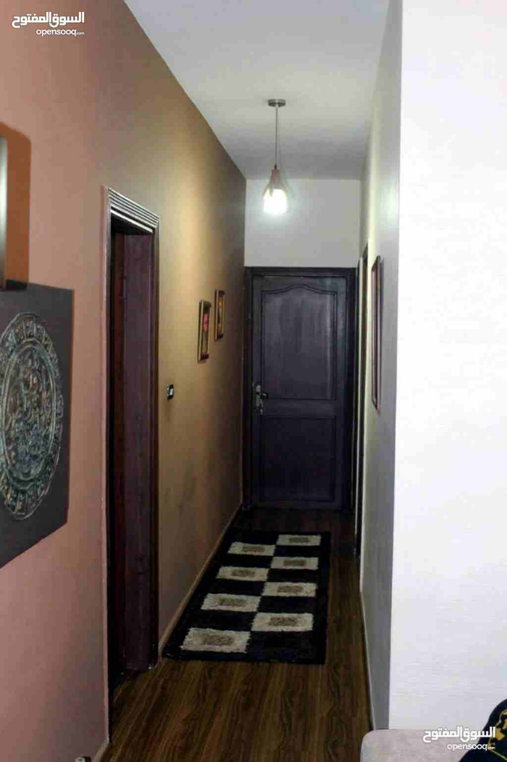 شقة مساحة 175 متر الطابق الثاني بحالة ممتازة جدًا للبيع من المالك مباشرة بموقع مميز قرب الخدمات
صالون حرف L مع برندة
مطبخ امريكي
غرف نوم عدد 3
حمام عدد 3
غرفة خادمة عدد 1
غرفة غسيل عدد 1
خزائن...