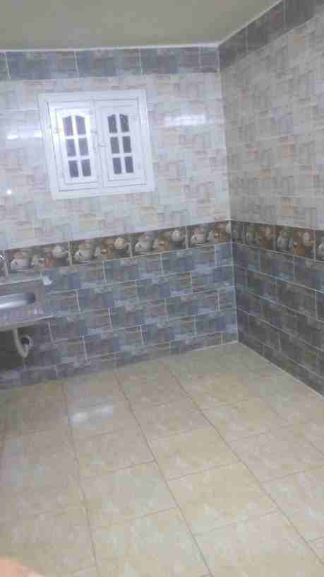 شقة فرصة للايجار بترعة الجبل بجوار محطة مترو حلمية الزيتون أمام مسجد أبو قفص ٣ غرف ٢ حمام شبابيك بجميع الغرف سيراميك وتشطيب سوبر لوكس ارج كبير ومطبخ وغاز وعداد كهرباء ومياه بإسم المالك البرج جديد