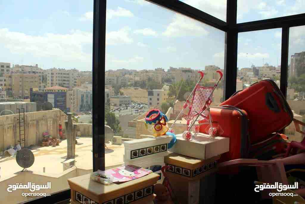 شقة مساحة 175 متر الطابق الثاني بحالة ممتازة جدًا للبيع من المالك مباشرة بموقع مميز قرب الخدمات
صالون حرف L مع برندة
مطبخ امريكي
غرف نوم عدد 3
حمام عدد 3
غرفة خادمة عدد 1
غرفة غسيل عدد 1
خزائن...