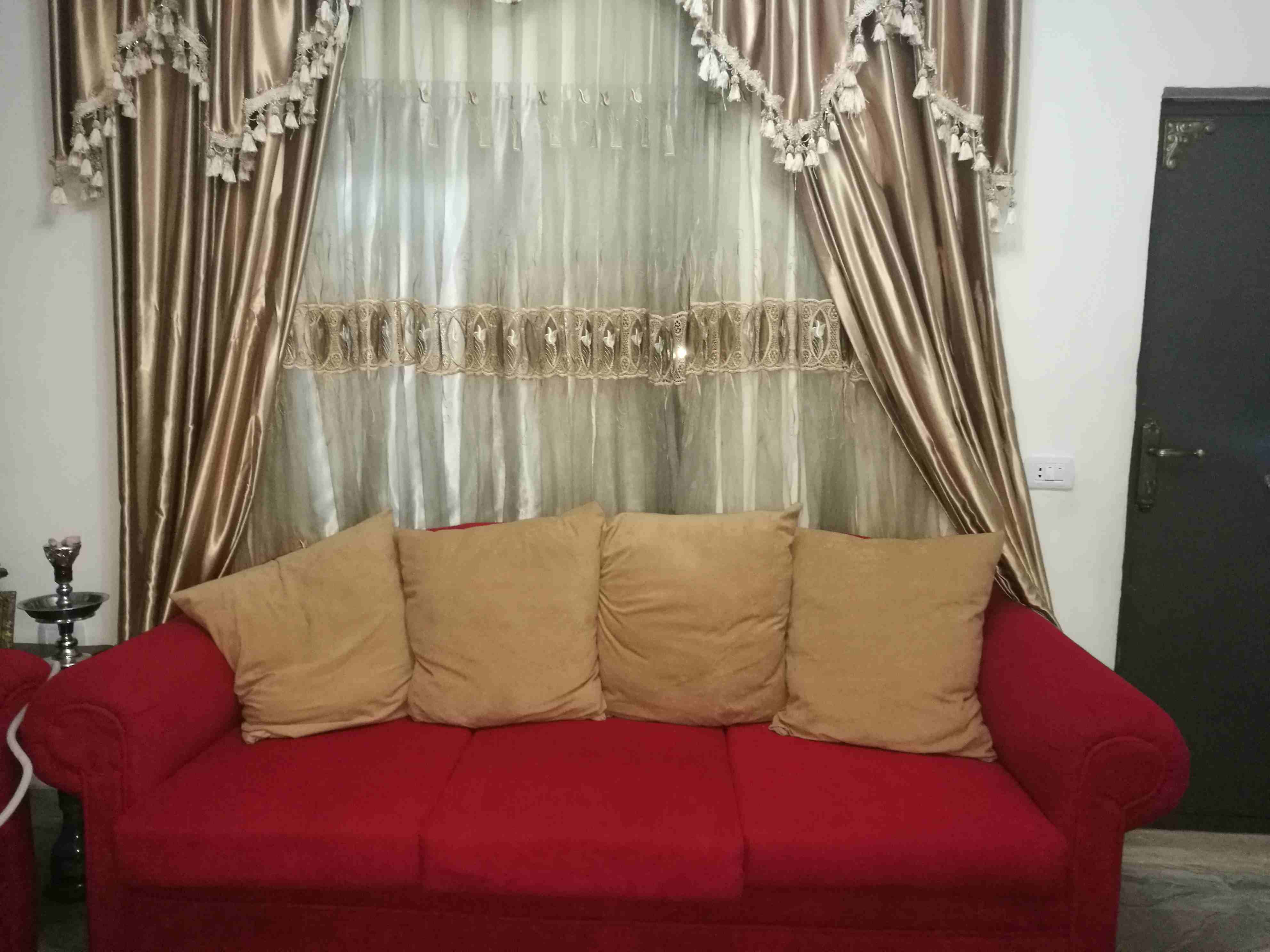 طقم كنب 7مقاعد بحاله ممتازه مع برداي                                            


	 				لا تنسَ أنك شاهدت هذا الإعلان في عنكبوت            
	 				
                            طقم كنب لون احمر مع...