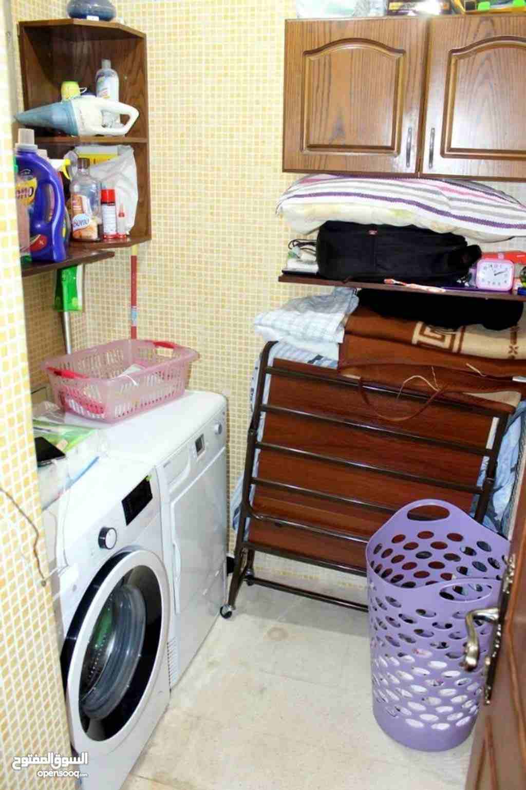 شقة مساحة 175 متر الطابق الثاني بحالة ممتازة جدًا للبيع من المالك مباشرة بموقع مميز قرب الخدمات 
صالون حرف L مع برندة 
مطبخ امريكي 
غرف نوم عدد 3 
حمام عدد 3 
غرفة خادمة عدد 1 
غرفة غسيل عدد 1 
خزائن...