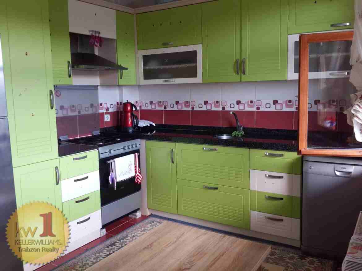 بيت ريفي مع مزرعة للبيع في طرابزون
مزرعة بندق مساحة 24000 متر مربع
إنتاجية المزرعة تقدر بحوالي 4 طن من البندق سنويا.
تحتوي على منزل مكون من 3 طوابق.
الطابق الأرضي عباره عن غرفتين وصاله بمساحة 100م
الط...