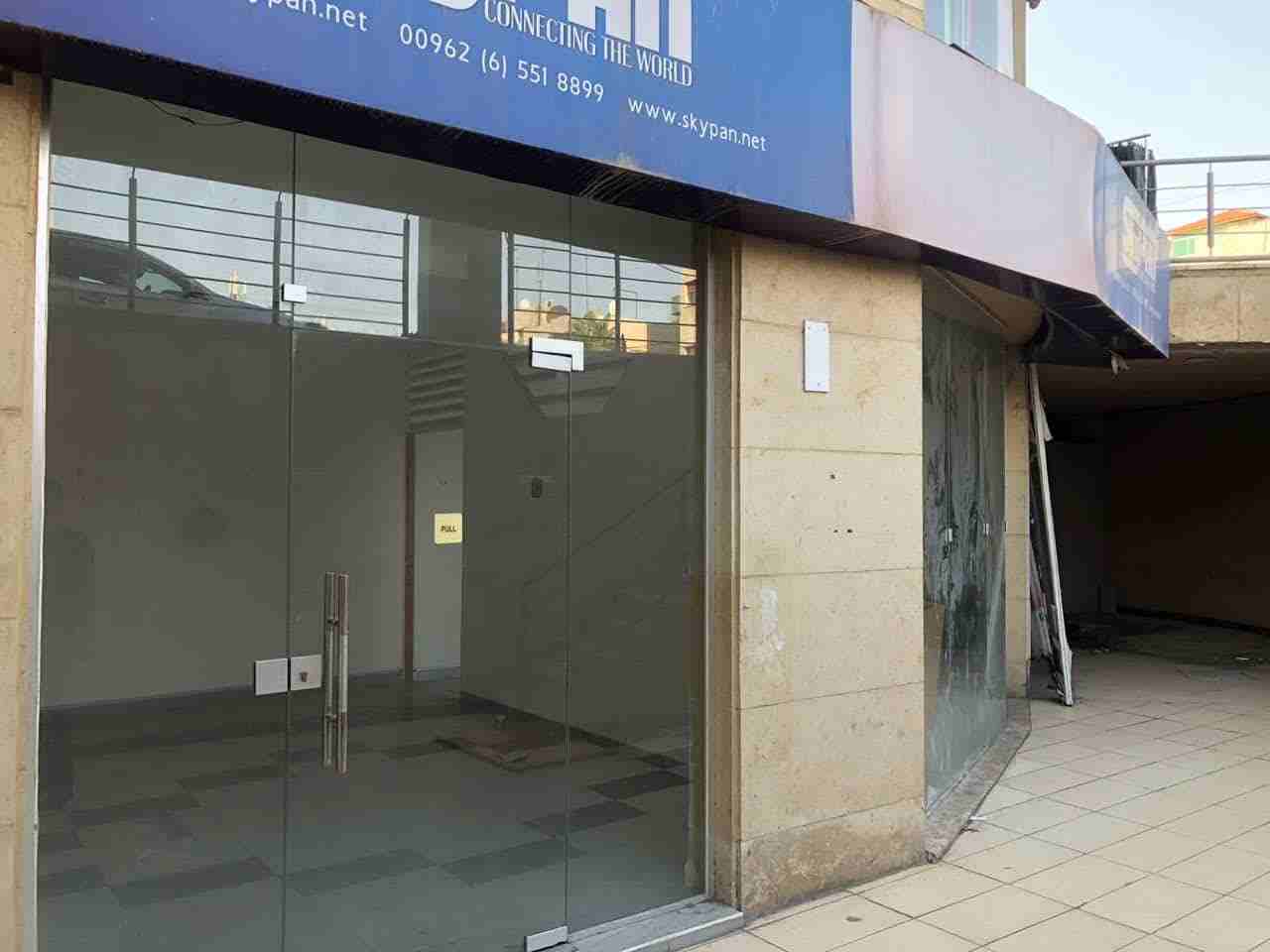 محل للايجار في شارع الجاردنز
مجمع جاردنز أفينيو / إشارة السيرك
مساحته 48م بابين/ يوجد حمام ومطبخ
شبه ارضي 1-
يصلح لمكتب / شركة / مطبعة / مطعم (اذا توفر الترخيص) او غيرها.
للاستفسار : 0795257013
الاي...