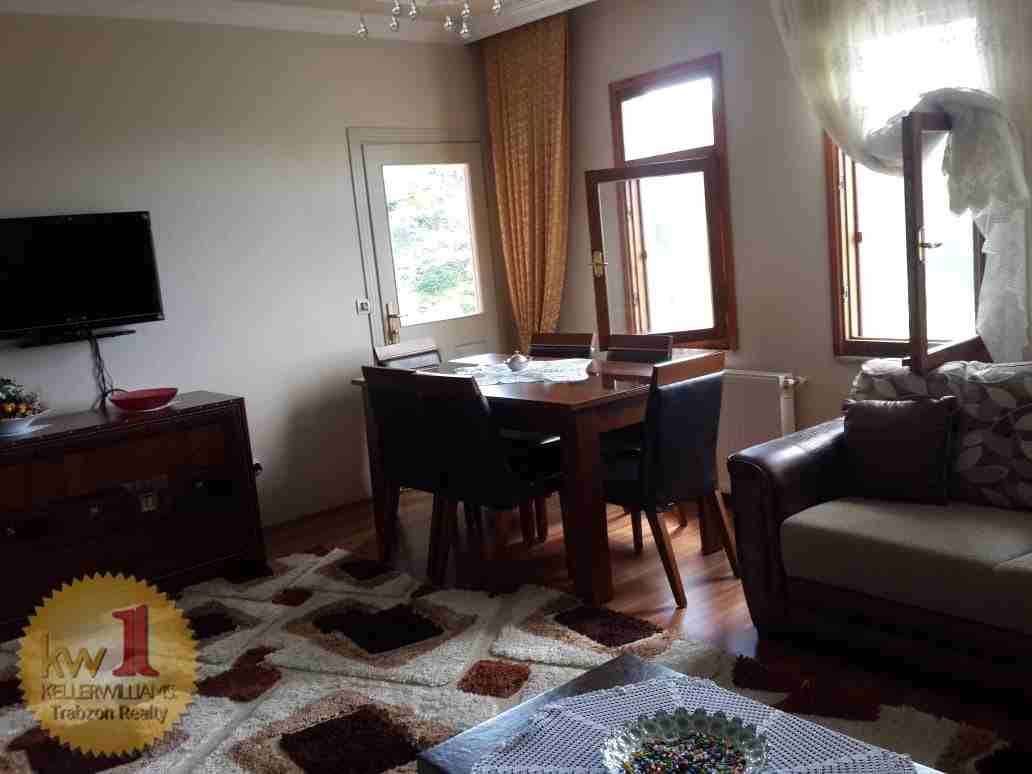بيت ريفي مع مزرعة للبيع في طرابزون
مزرعة بندق مساحة 24000 متر مربع
إنتاجية المزرعة تقدر بحوالي 4 طن من البندق سنويا.
تحتوي على منزل مكون من 3 طوابق.
الطابق الأرضي عباره عن غرفتين وصاله بمساحة 100م
الط...